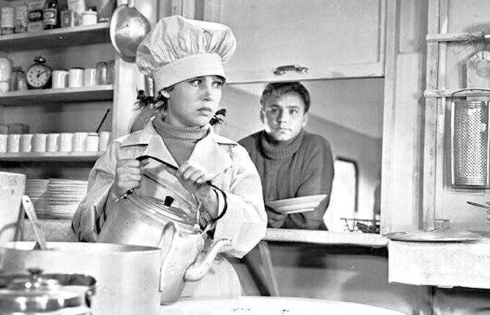 В кино Тося была профессиональным поваром. В кино Тося была профессиональным поваром.