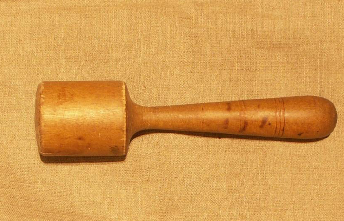 Сейчас деревянные толкушки заменили металлическими.