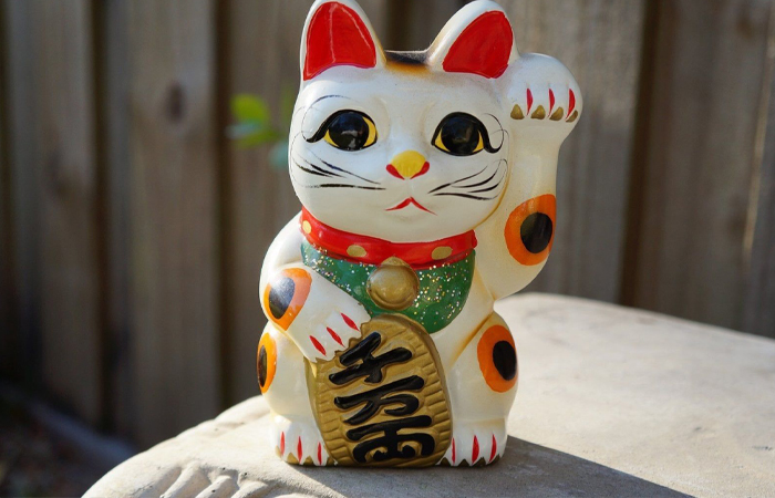 Суествует 3 легенды, как появились манэки.