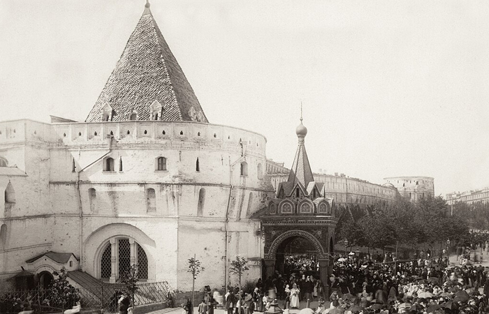 Несколько американских боевиков было снято в этом районе. Несколько американских боевиков было снято в этом районе.