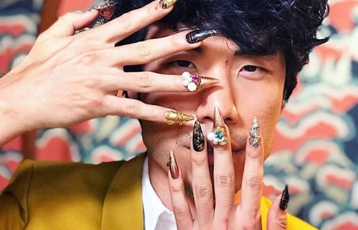 Южнокорейцы делают как классический маникюр, так и экстравагантный. 