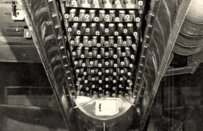 Устройство содержало 88 пулеметных установок. Устройство содержало 88 пулеметных установок.