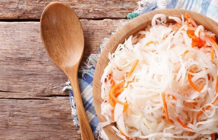 В России отмечают капустник - праздник, посвященный квашеной капусте.