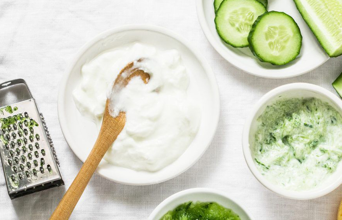 А если к сметане добавить дополнительный ингредиент, то получится маска с новым эффектом!