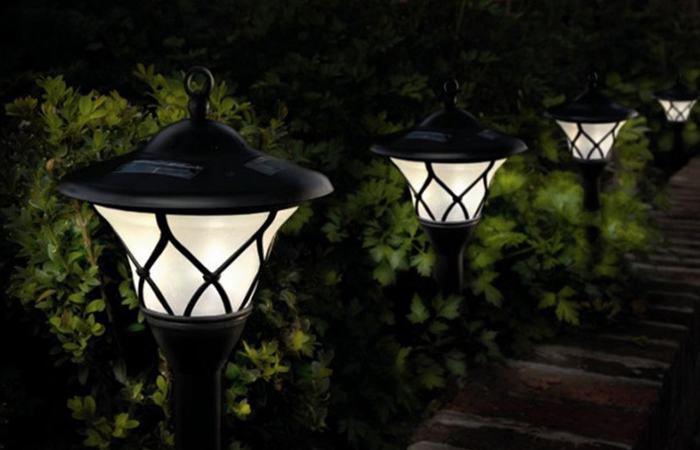 Светильники на даче создают волшебную атмосферу.