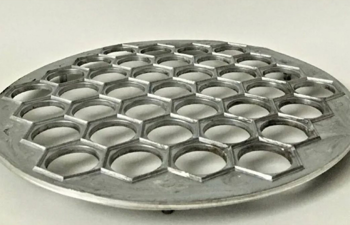 С помощью пельменницы можно было за раз изготовить несколько десятков пельменей.