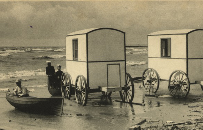 Деревянные кабинки перевозили лошади.