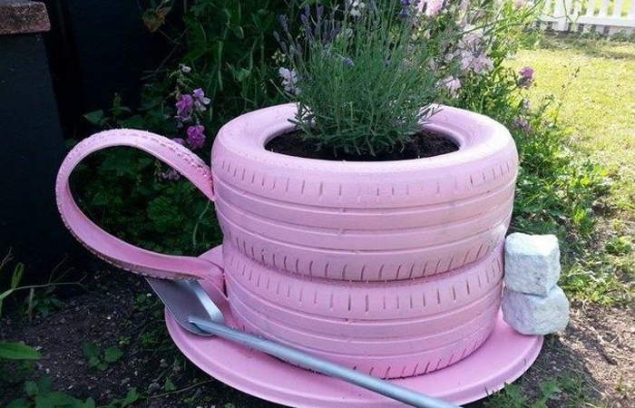 Каждый огородник придумывал свои варианты клумб из шин.