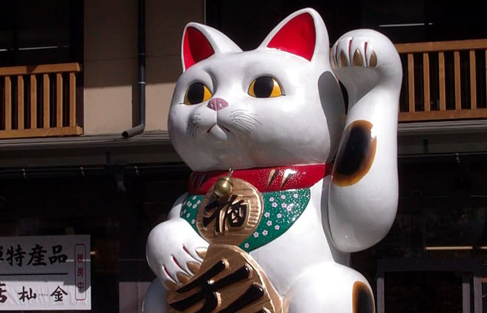 Манэки могут стоять на входе в ресторан для привлечения клиентов!