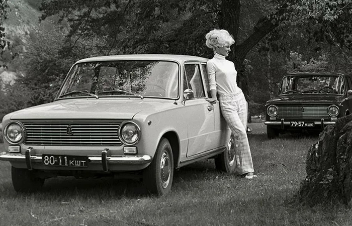 Металл является хорошим проводником статического электричества.