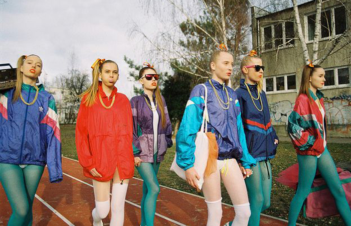 В начале 90-х в моду вошли максимально яркие вещи и макияж.