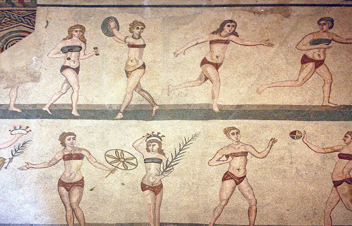 До корсетов и лифов женщины носили тканевую повязку. До корсетов и лифов женщины носили тканевую повязку.