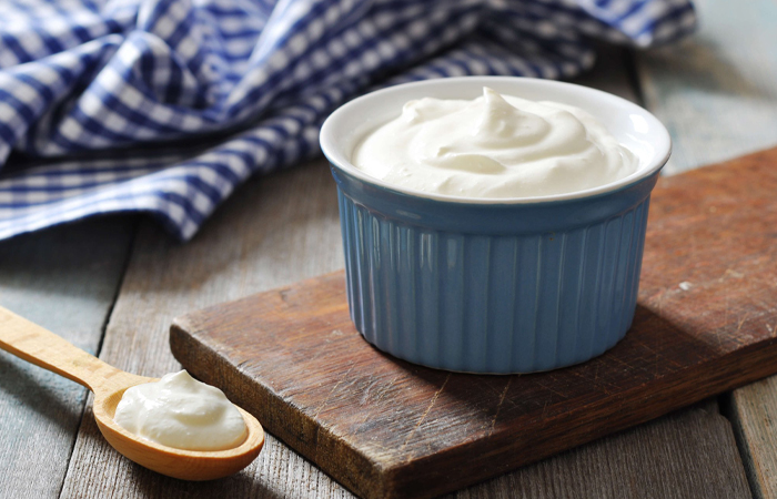 Сметана содержит молочную кислоту, которая полезна для кожи.