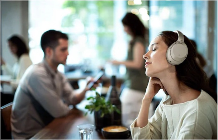 Наушники с эффектом шумоподавления.