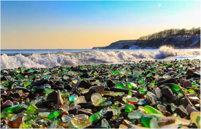 История калифорнийского пляжа мало чем отличается от истории отечественной бухты. 