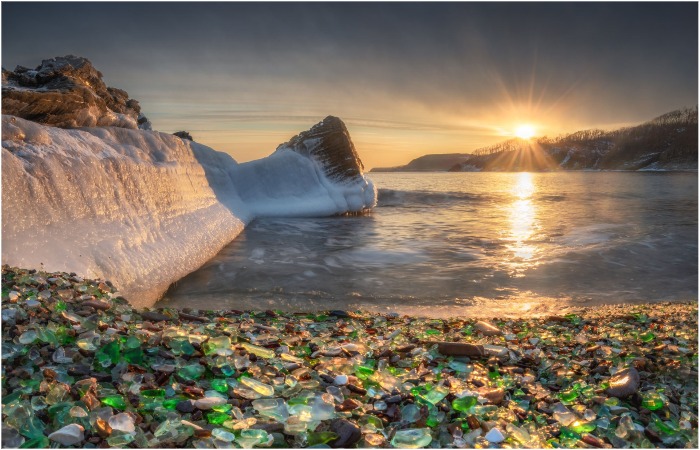 Стеклянный пляж есть не только в России...