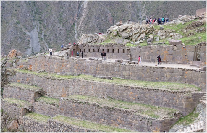 Вид на террасы, где можно увидеть туристов.