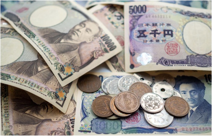 В порыве эмоций бабуля потеряла 1 миллион йен. В порыве эмоций бабуля потеряла 1 миллион йен.