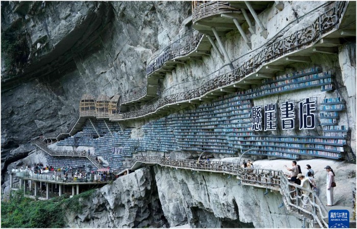 Это место является источником работы для местных жителей, которые также приобщаются к культуре. Это место является источником работы для местных жителей, которые также приобщаются к культуре.