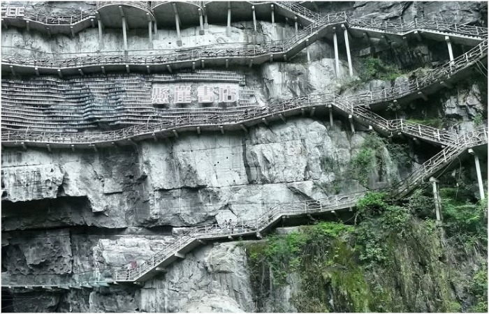 Путь к книжному магазину довольно... долгий. Путь к книжному магазину довольно... долгий.