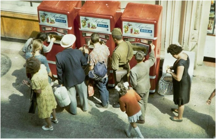 Автоматы с газированной водой были в каждом городе.