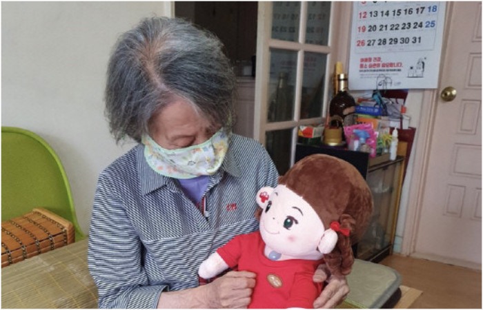 С милыми говорящими куклами пожилые чувствуют себя менее одиноко.