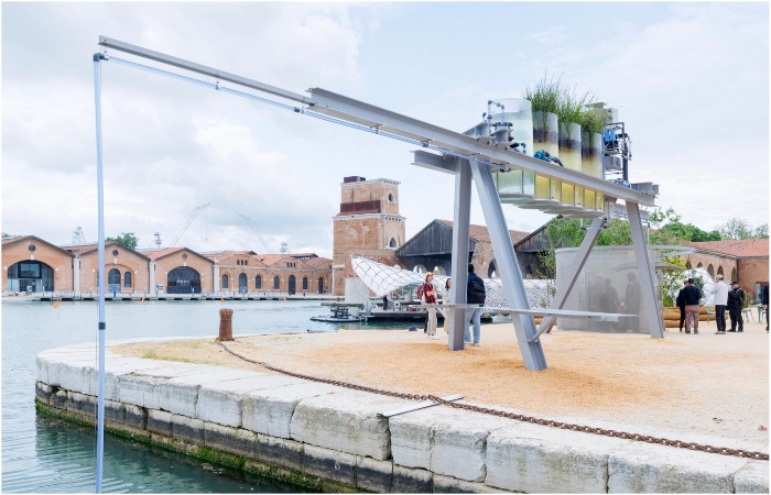 Кофейня с другого ракурса (на этот раз - с видом на трубку, опущенную в воду).