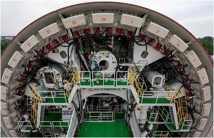 А так выглядит проходческая машина изнутри. А так выглядит проходческая машина изнутри.