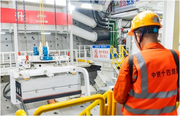 Работа над строительством тоннеля идёт полным ходом, и в конце 2025 года строительство завершится. Работа над строительством тоннеля идёт полным ходом, и в конце 2025 года строительство завершится.