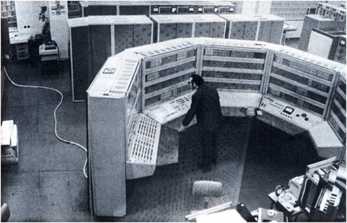 БЭСМ-6 - это первая супер-ЭВМ второго поколения, на полупроводниковых транзисторах