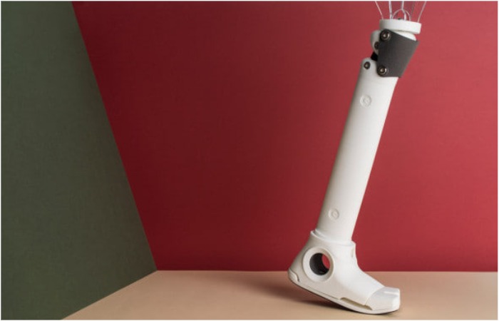 Протез из пластика.