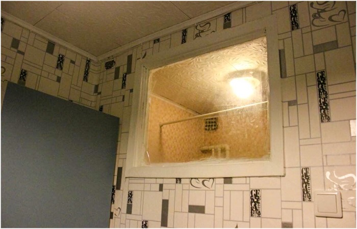 Небольшое наглухо закрытое окно должно было бороться с туберкулёзом самым неочевидным способом.