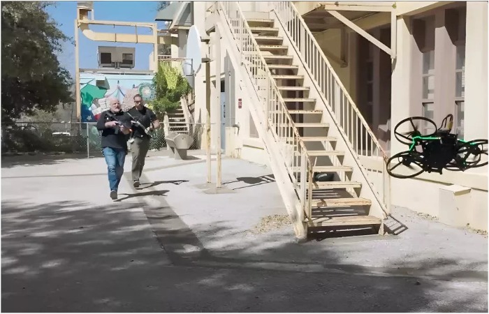 Охранник патрулирует территорию. 