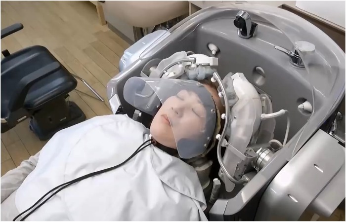 И массаж сделает, и голову помоет. 