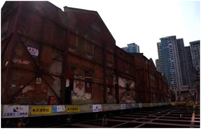 На перемещение всего района потребовалось 432 гидравлических робота. На перемещение всего района потребовалось 432 гидравлических робота.