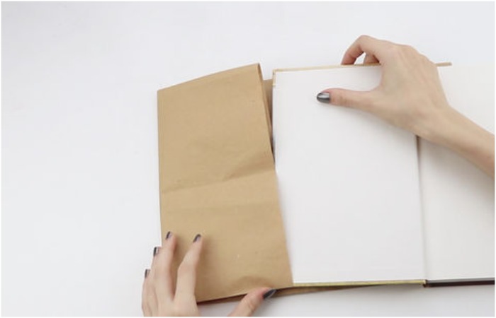 Есть множество вариантов завернуть книги, и многие из нас до сих пор помнят, как это делать.