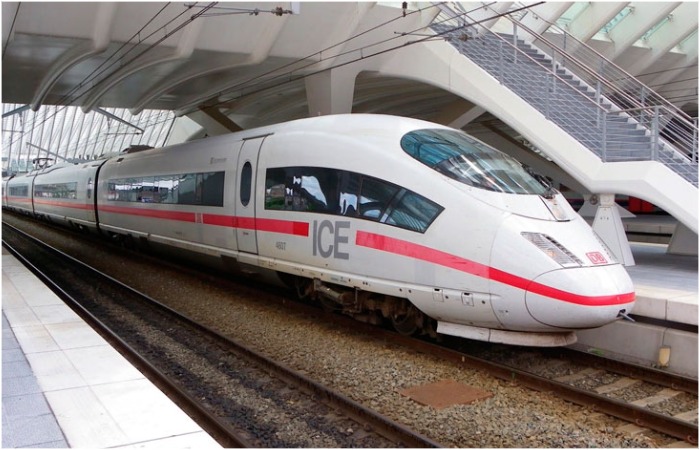 Высокоскоростной поезд Германии пользуется большим спросом из-за своих скорости и маршрута.