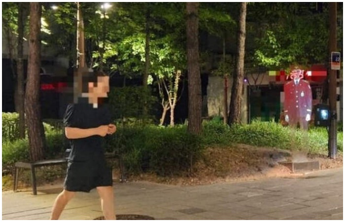 Скромный полицейский скромно наблюдает за прохожими. Скромный полицейский скромно наблюдает за прохожими.