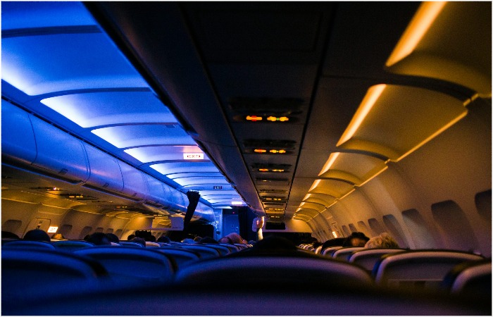 Сложная система иллюминатора самолёта играет ключевую роль в безопасности перелётов. Сложная система иллюминатора самолёта играет ключевую роль в безопасности перелётов.