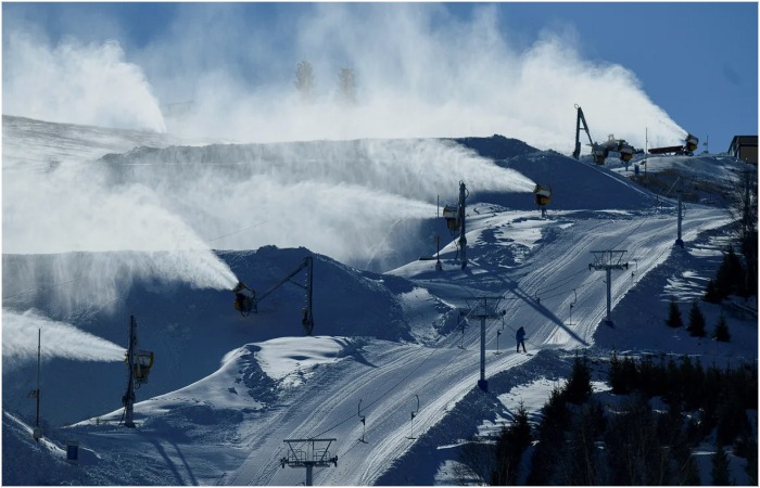Не стоит забывать, что природе вредят не только синтетические материалы, но и даже работа снегогенераторов. / Фото: edition.cnn.comedition.cnn.com