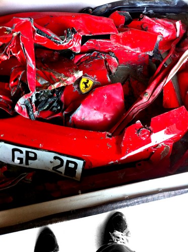 Стол из разбитого Ferrari