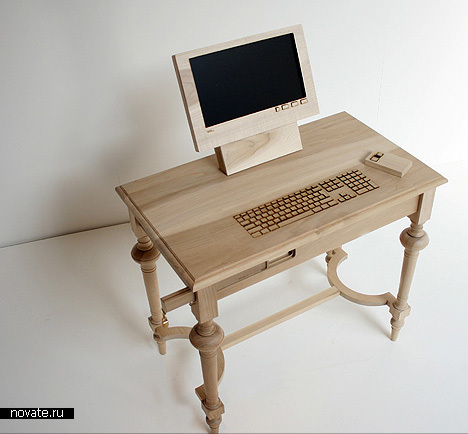 Деревянный компьютер и флешка с сургучной печатью