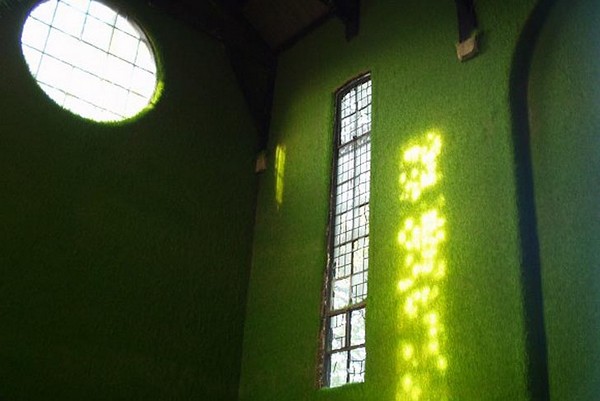 Dilston Grove Gallery – травяные стены в заброшенной церкви