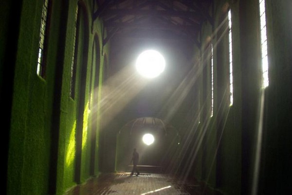 Dilston Grove Gallery – травяные стены в заброшенной церкви
