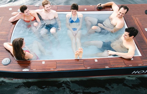 Hot Tub Boat – ванна, которая умеет плавать