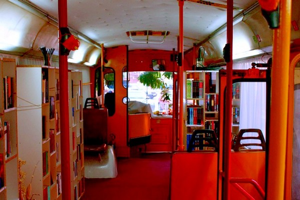 Библиотека в старом троллейбусе
