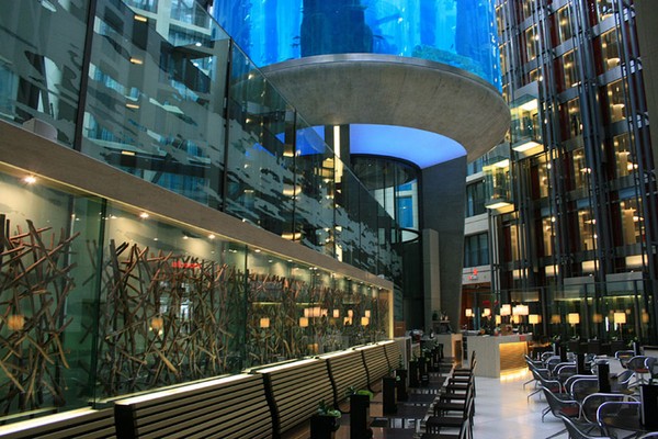 Aquadom  – огромный аквариум в холле Radisson Blu Hotel