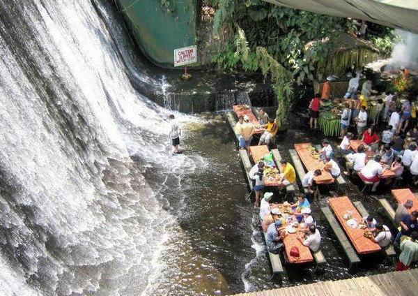 Villa Escudero – ресторан у подножия водопада