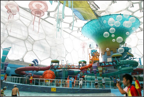 Олимпийский Водяной Куб, превратившийся в аквапарк