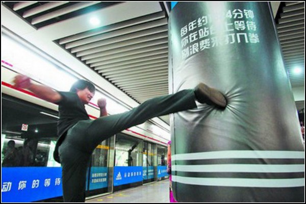Боксерские груши от Adidas в Шанхайском метро